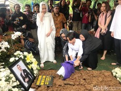 Keluarga Jauh dari Gosip, BCL Berterimakasih usai Pemakaman Ashraf Sinclair