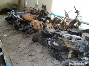 Ini Penampakan Bangkai Motor Korban Kerusuhan Suporter Persebaya-Arema Ini Penampakan Bangkai Motor Korban Kerusuhan Suporter Persebaya-Arema