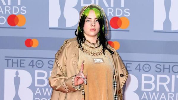 Foto: Pakai Burberry, Billie Eilish Nyentrik di Brit Awards 2020 