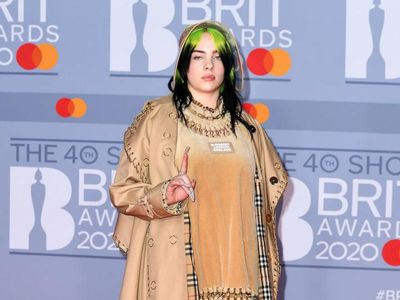 Foto: Pakai Burberry, Billie Eilish Nyentrik di Brit Awards 2020 