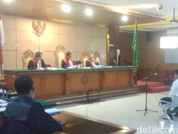 Penyuap Bupati Indramayu Dituntut 2,5 Tahun Bui