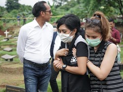 Karen Pooroe Masukkan Cokelat hingga Baju Baru ke Makam Anak