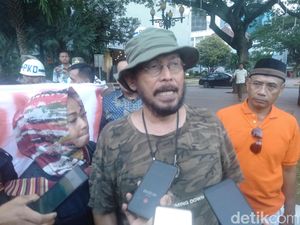 Massa Tolak Revitalisasi Monas-TIM Juga Demo Anies, Loncati Pagar Balkot