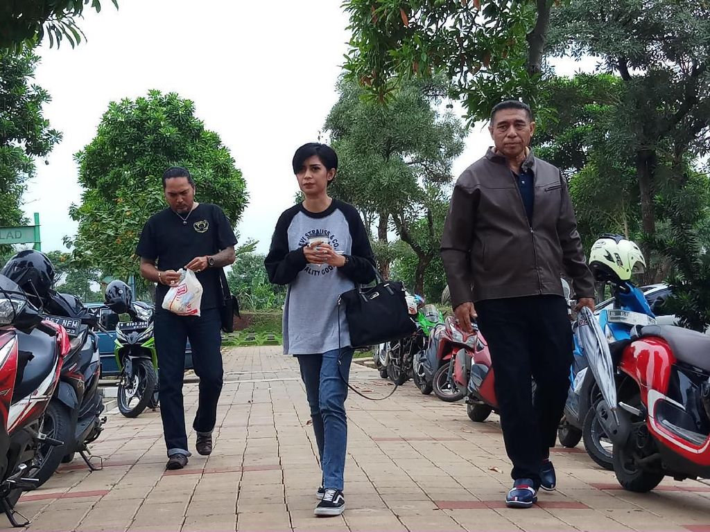 Dear Arya Claproth, Ada Pesan Penting dari Ayah Karen Pooroe Dear Arya Claproth, Ada Pesan Penting dari Ayah Karen Pooroe