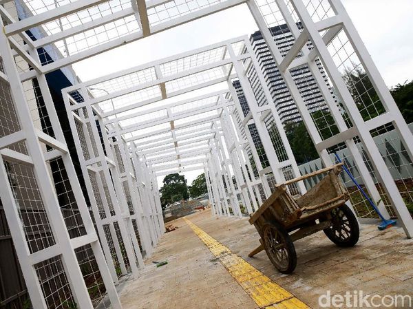 Menengok Pembangunan Trotoar di Stasiun Sudirman Baru