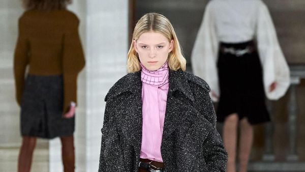 15 Koleksi Busana Terbaru Victoria Backham di London Fashion Week 2020