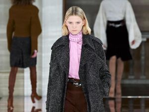 15 Koleksi Busana Terbaru Victoria Backham di London Fashion Week 2020