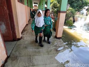 Potret Siswa-siswi SD di Sidoarjo Masuk Kelas Pakai Sepatu Bot
