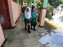 Potret Siswa-siswi SD di Sidoarjo Masuk Kelas Pakai Sepatu Bot
