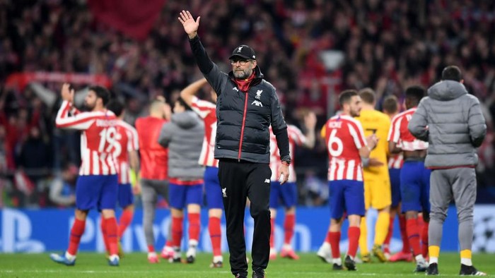 MADRID, SPAIN - FEBRUARY 18: Jurgen Klopp, Manager of Liverpool acknowledges the fans after the UEFA Champions League round of 16 first leg match between Atletico Madrid and Liverpool FC at Wanda Metropolitano on February 18, 2020 in Madrid, Spain. (Photo by Michael Regan/Getty Images)