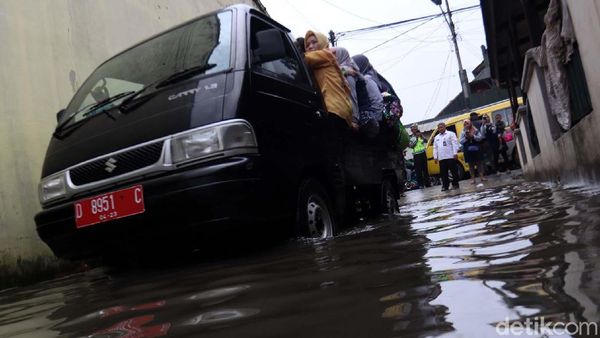 Jalan Terendam Banjir, Siswa TK Diangkut Pick Up