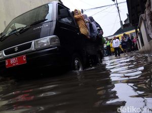 Jalan Terendam Banjir, Siswa TK Diangkut Pick Up
