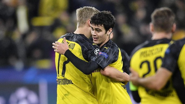 Dortmunds Giovanni Reyna, right, embraces Dortmunds Erling Braut Haaland after the Champions League round of 16 first leg soccer match between Borussia Dortmund and Paris Saint Germain in Dortmund, Germany, Tuesday, Feb. 18, 2020. Reyna is the youngest American ever playing in Champions League. (AP Photo/Martin Meissner)