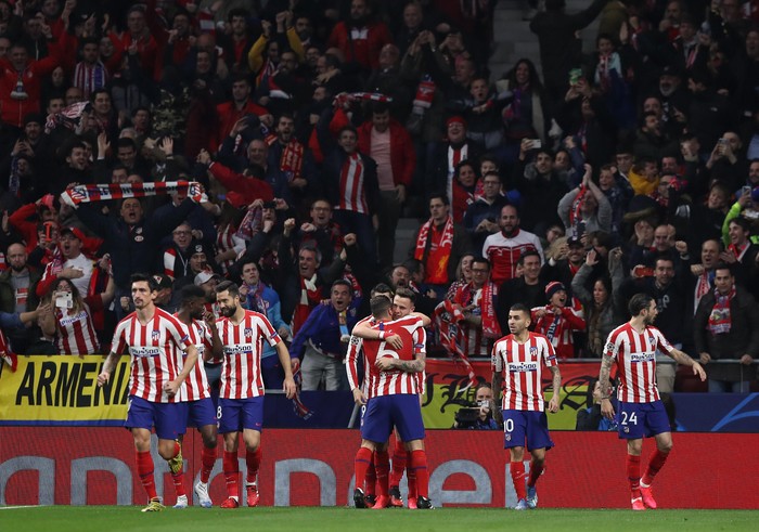 MADRID, SPAIN - FEBRUARY 18: Saul Niguez of Atletico Madrid celebrates with his team mates after scoring his teams first goal during the UEFA Champions League round of 16 first leg match between Atletico Madrid and Liverpool FC at Wanda Metropolitano on February 18, 2020 in Madrid, Spain. (Photo by Angel Martinez/Getty Images)