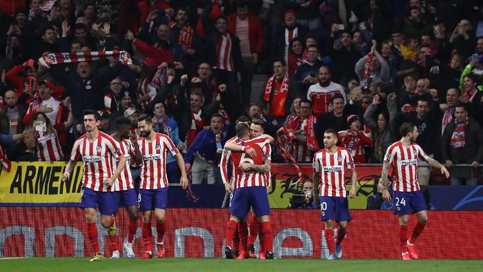 MADRID, SPAIN - FEBRUARY 18: Saul Niguez of Atletico Madrid celebrates with his team mates after scoring his teams first goal during the UEFA Champions League round of 16 first leg match between Atletico Madrid and Liverpool FC at Wanda Metropolitano on February 18, 2020 in Madrid, Spain. (Photo by Angel Martinez/Getty Images)