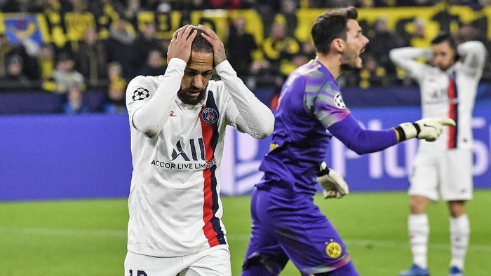 PSGs Neymar reacts disappointed beside Dortmunds goalkeeper Roman Buerki, right, during the Champions League round of 16 first leg soccer match between Borussia Dortmund and Paris Saint Germain in Dortmund, Germany, Tuesday, Feb. 18, 2020. (AP Photo/Martin Meissner)