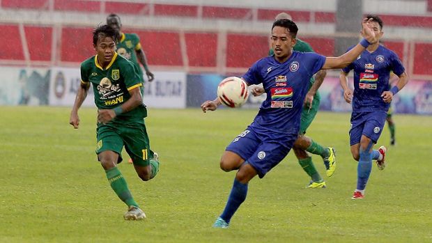 PERSEBAYA KALAHKAN AREMA FC 4-2 Pemain Arema FC Ridwan Tawanela (kanan) menggiring bola melewati hadangan pemain Persebaya Supriyadi pada laga semi final Piala Gubernur Jawa Timur yang digelar tanpa penonton di Stadion Gelora Soeprijadi, litar, Jawa Timur, Selasa (18/2/2020). Persebaya menang dengan skor 4-2 dan memastikan lolos ke partai final melawan Persija Jakarta. ANTARA FOTO/Irfan Anshori/aww.