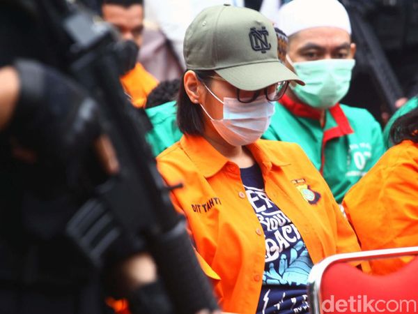 Tertunduk Malu, Lucinta Luna Dipamerkan di Polda Metro