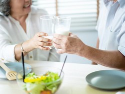 Cara agar Tetap Sehat dan Bugar di Usia 60-an