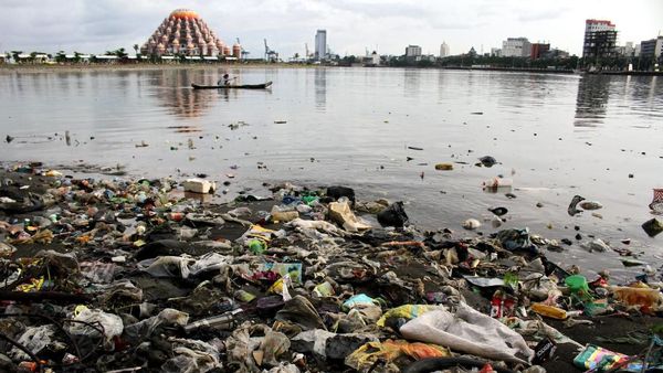 Duh! Sampah Plastik Cemari Laut di Makassar