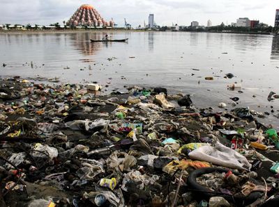 Duh! Sampah Plastik Cemari Laut di Makassar