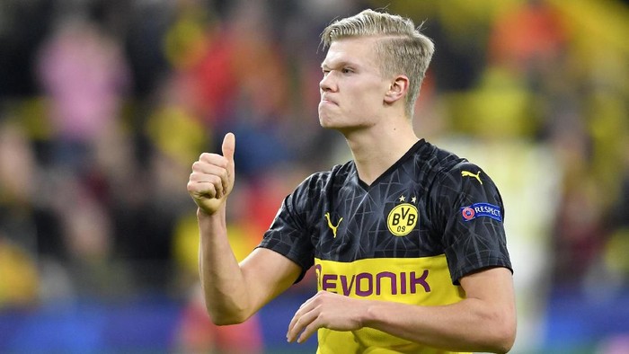 Dortmunds Erling Braut Haaland gives thumbs up at the end of the Champions League round of 16 first leg soccer match between Borussia Dortmund and Paris Saint Germain in Dortmund, Germany, Tuesday, Feb. 18, 2020. (AP Photo/Martin Meissner)