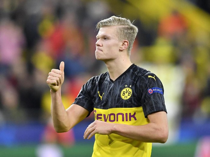 Dortmund's Erling Braut Haaland gives thumbs up at the end of the Champions League round of 16 first leg soccer match between Borussia Dortmund and Paris Saint Germain in Dortmund, Germany, Tuesday, Feb. 18, 2020. (AP Photo/Martin Meissner)
