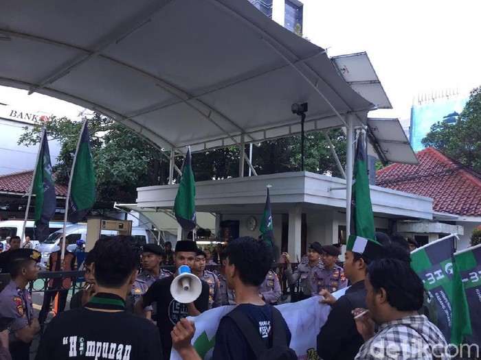 Massa HMI Demo di Balai Kota, Tuntut Transparansi Kinerja TGUPP Anies