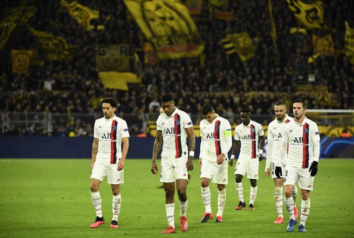 PSGs players leave the pitch after the UEFA Champions League Last 16, first-leg football match BVB Borussia Dortmund v Paris Saint-Germain (PSG) in Dortmund, western Germany, on February 18, 2020. (Photo by Ina Fassbender / AFP)