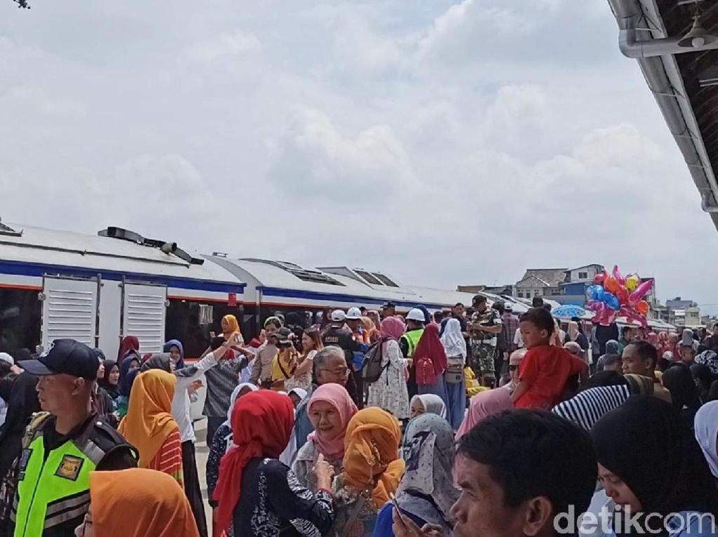 Naik Kereta Api Cibatu-Garut Gratis Selama Uji Coba Operasi Naik Kereta Api Cibatu-Garut Gratis Selama Uji Coba Operasi