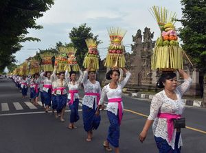 Makna Selendang Pinggang yang Biasa Dipakai Perempuan Bali Makna Selendang Pinggang yang Biasa Dipakai Perempuan Bali