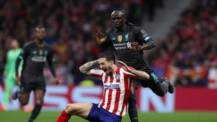 MADRID, SPAIN - FEBRUARY 18: Sime Vrsaljko of Atletico Madrid is challenged by Sadio Mane of Liverpool during the UEFA Champions League round of 16 first leg match between Atletico Madrid and Liverpool FC at Wanda Metropolitano on February 18, 2020 in Madrid, Spain. (Photo by Angel Martinez/Getty Images)