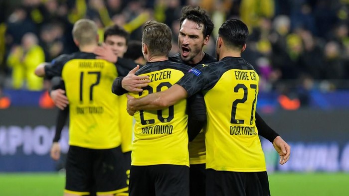 Dortmunds players celebrate after the UEFA Champions League Last 16, first-leg football match BVB Borussia Dortmund v Paris Saint-Germain (PSG) in Dortmund, western Germany, on February 18, 2020. (Photo by Tobias SCHWARZ / AFP)