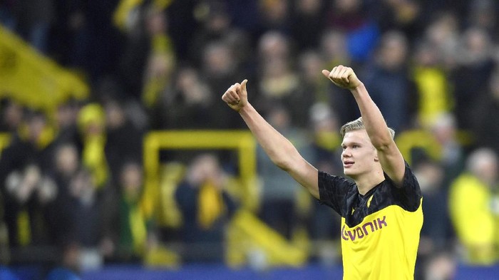 Dortmunds Erling Braut Haaland gives thumbs up at the end of the Champions League round of 16 first leg soccer match between Borussia Dortmund and Paris Saint Germain in Dortmund, Germany, Tuesday, Feb. 18, 2020. (AP Photo/Martin Meissner)