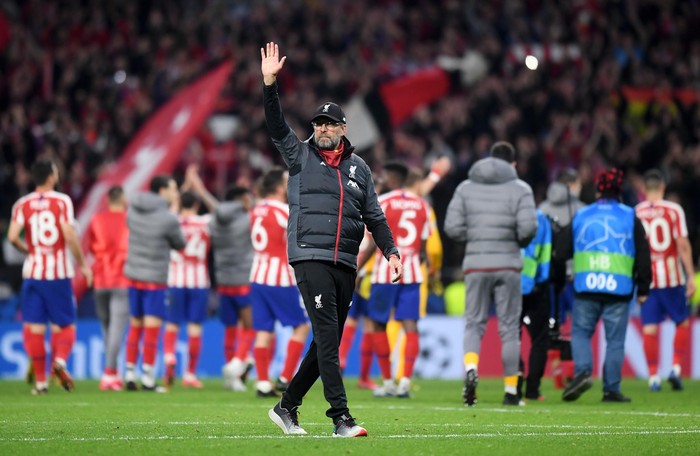 MADRID, SPAIN - FEBRUARY 18: Jurgen Klopp, Manager of Liverpool acknowledges the fans after the UEFA Champions League round of 16 first leg match between Atletico Madrid and Liverpool FC at Wanda Metropolitano on February 18, 2020 in Madrid, Spain. (Photo by Michael Regan/Getty Images)