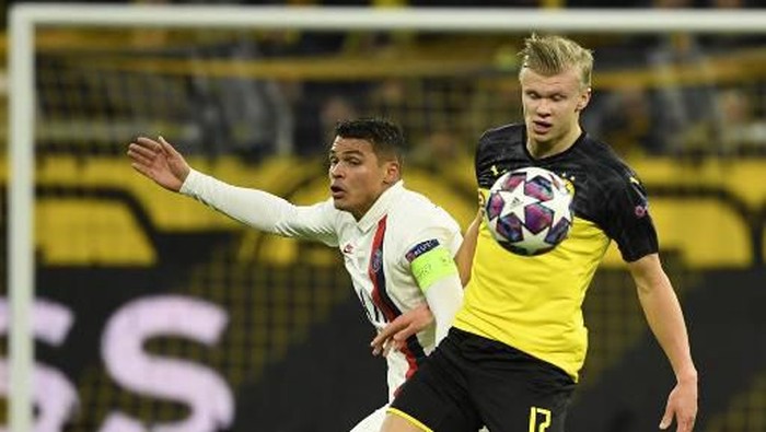 Dortmunds Norwegian forward Erling Braut Haaland (R) vies for the ball with Paris Saint-Germains Brazilian defender Thiago Silva during the UEFA Champions League Last 16, first-leg football match BVB Borussia Dortmund v Paris Saint-Germain (PSG) in Dortmund, western Germany, on February 18, 2020. (Photo by Ina Fassbender / AFP)