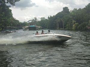 Wah, Kebun Binatang Ini Punya Wahana Speed Boat
