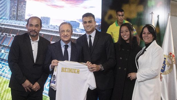 Reinier tak kuasa menahan haru saat acara pengenalan dirinya sebagai pemain baru Real Madrid.