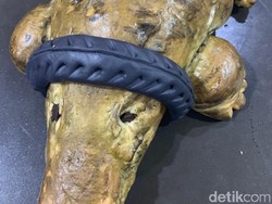 Mumpung Populer! Toko Roti Ini Jual Buaya Berkalung Ban