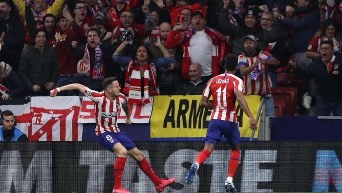 MADRID, SPAIN - FEBRUARY 18: Saul Niguez of Atletico Madrid celebrates with his team mates after scoring his teams first goal during the UEFA Champions League round of 16 first leg match between Atletico Madrid and Liverpool FC at Wanda Metropolitano on February 18, 2020 in Madrid, Spain. (Photo by Angel Martinez/Getty Images)