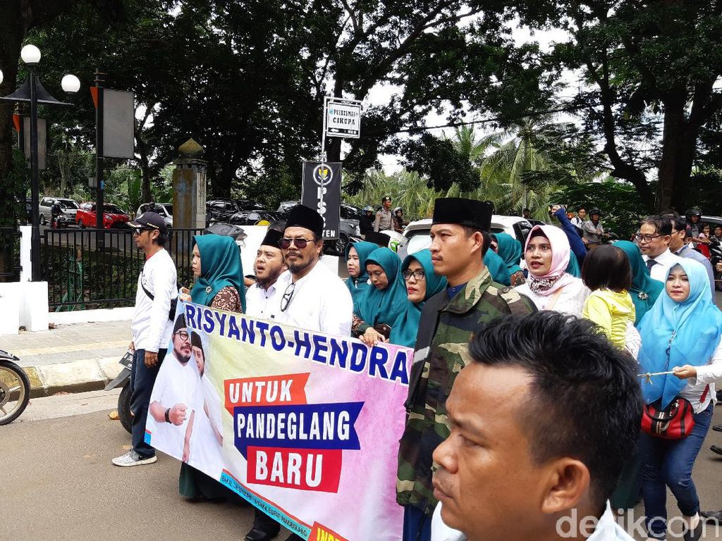 Fans Jamrud Pandeglang Bantu Kumpulkan KTP untuk Pasangan Krisyanto-Hendra