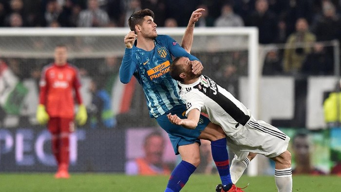 TURIN, ITALY - MARCH 12: Alvaro Morata (L) of Atletico Madrid and Giorgio Chiellini of Juventus compete during the UEFA Champions League Round of 16 Second Leg match between Juventus and Club de Atletico Madrid at Allianz Stadium on March 12, 2019 in Turin, . (Photo by Tullio M. Puglia/Getty Images)