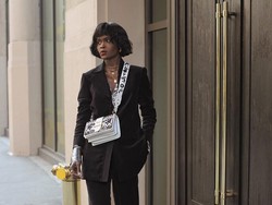 Model Afrika Menolak Pakai Aksesori Mirip Monyet Saat Fashion Show