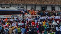 Antusias Warga Nonton Uji Coba Reaktivasi Kereta Jalur Cibatu-Garut