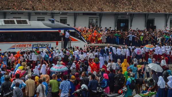Antusias Warga Nonton Uji Coba Reaktivasi Kereta Jalur Cibatu-Garut
