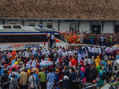 Antusias Warga Nonton Uji Coba Reaktivasi Kereta Jalur Cibatu-Garut