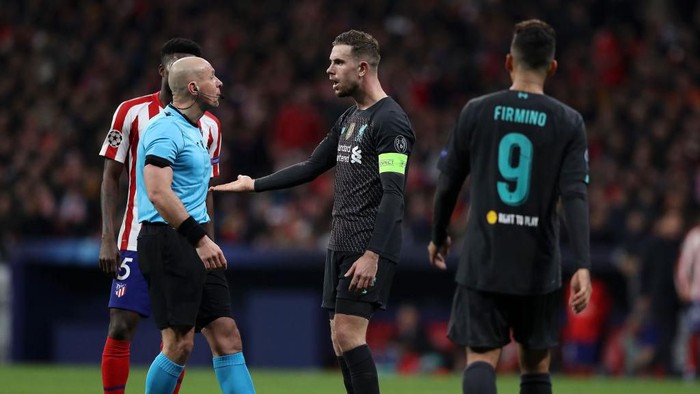 MADRID, SPAIN - FEBRUARY 18: Jordan Henderson of Liverpool appeals to referee Szymon Marciniak during the UEFA Champions League round of 16 first leg match between Atletico Madrid and Liverpool FC at Wanda Metropolitano on February 18, 2020 in Madrid, Spain. (Photo by Angel Martinez/Getty Images)