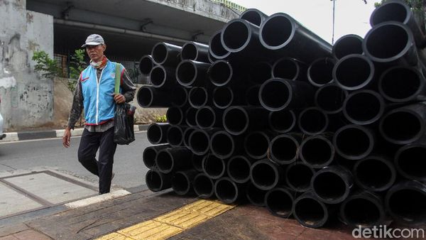 Waduh, Trotoar di Jalan Tentara Pelajar Tertutup Kabel Besar