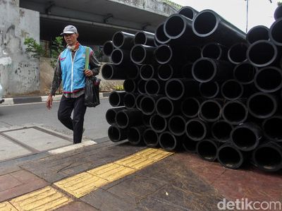 Waduh, Trotoar di Jalan Tentara Pelajar Tertutup Kabel Besar