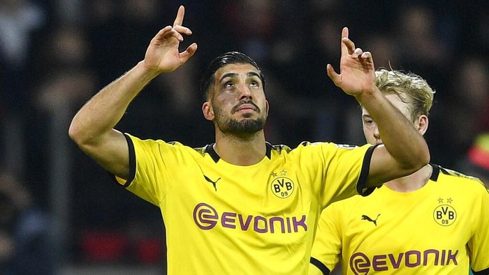 Dortmunds Emre Can celebrates after scoring during the German Bundesliga soccer match between Bayer Leverkusen and Borussia Dortmund in Leverkusen, Germany, Saturday, Feb. 8, 2020. (AP Photo/Martin Meissner)